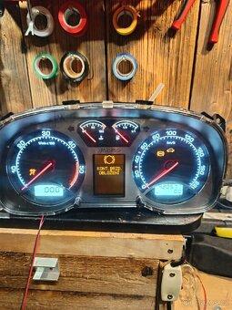 O1 Maxidot Budíky Podle Vaší Představy.
+ Instace do auta.d - 2