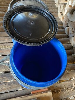 Prodám dva plastové sudy s obručí - 2