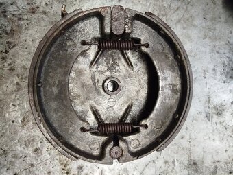 Jawa pérák, brzdový štít - 2