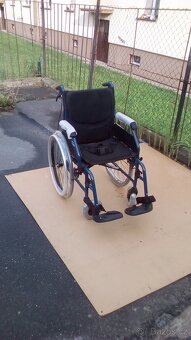 INVALIDNÍ VOZÍK-46CM-ODLEHČEN-BRZDY PRO DOPROVOD - 2