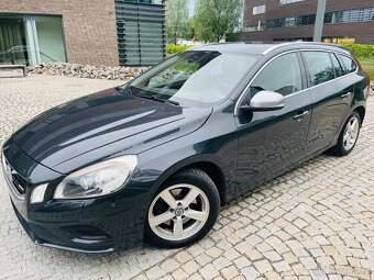 Volvo V60 2.0D 120KW 5VALEC AUTOMAT SENZORY VÝHŘEV R-DESIGN - 2