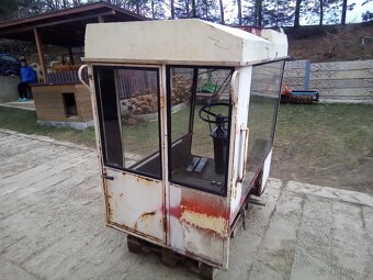Kabina ze řezačky Toro - 2