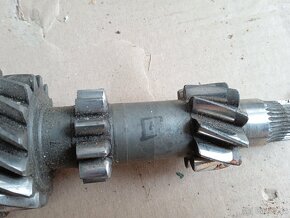 Hnací hřídel čtyřstupňové převodovky Škoda 105 120 - 2