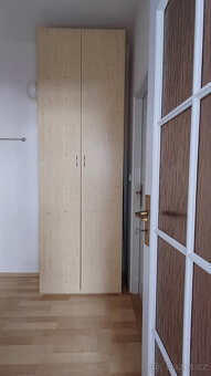 Vysoká skříň a závěsné skříňky - 2