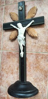 starožitný dřevěný kříž s porcelánovým kristem - 2