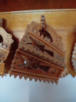 Dřevěná vyřezávaná polička - 2