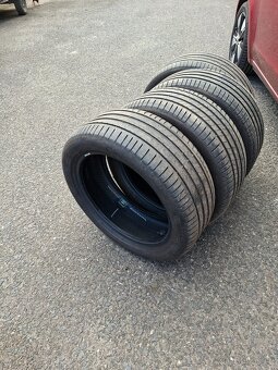 Pneu 245/45 R18,100 y - 2
