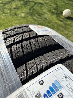 Zimní pneu Continental VanContact Winter 216/65 R16 - 2