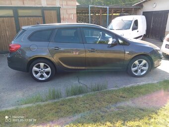 Opel Astra 106.000 km 2012 1.4 T benzín 1. Majitel . xenony - 2
