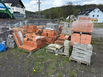 Stavební materiál - cihly, tvárnice, dlažba atd. - 2