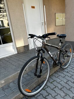GT Nomad – pohodlné trekové kolo, rám 15", Shimano Acera - 2