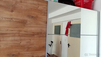 Velká úložná skříň s posuvnými dveřmi a zrcadlem - 2