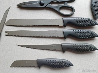Sada zoubkových nožů, sekáček, nůžky - v bloku. - 2