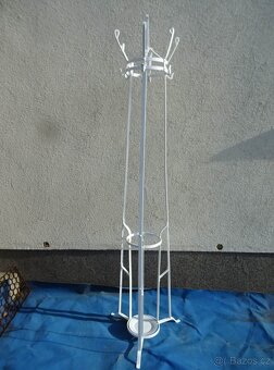 Věšák na kabáty , čepice a deštniky . - 2