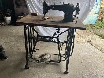 Retro šicí stroj - 2