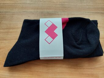 Nové unisex ponožky = dámské a pánské, černo-růžové puntíky - 2
