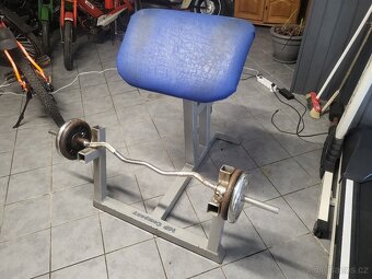 Posilovací lavice na biceps - 2