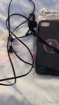 iPhone 7 kryt + handsfree sluchátko s mikrofonem.Cena 150kč - 2