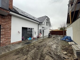 Dvojdům, novostavba a rekonstruovaný RD, 2x 200m2, pozemek 7 - 2