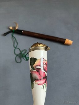 Retro porcelánová fajfka s motivem růže a dřevěná fajfka - 2