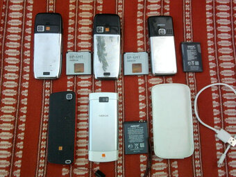 Staré tlačítkové Mobily "NOKIA" - 2
