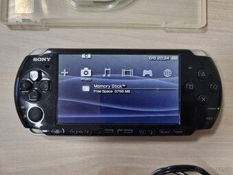 Psp 3004 s kartou 4g nejlepší model ,nabíječka 4hry - 2