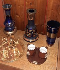 Sklo, hrníčky, staré židle k renovaci - 2