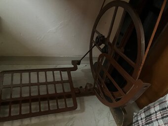 Prodám starý šlapací šicí stroj MINERVA - 2