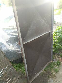 Kvalitní garážová vrata 210×200 cm v dobrém stavu - 2