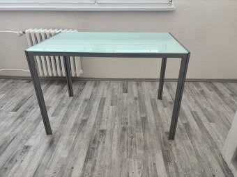 Skleneny jidelni stul - 2