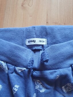 Nové teplákové tmavě modré kraťasy šortky sinsay v.128 s aut - 2