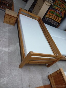 Prodám hezkou postel z masivu 90 x 200 cm - 2