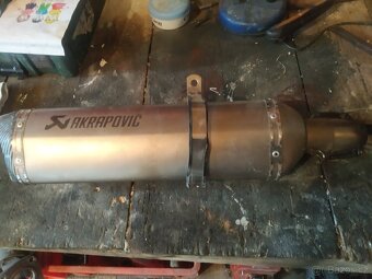 Laděný výfuk akrapovic - 2