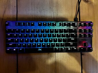 PC s monitorem, sluchátky, klávesnicí a myší - 2