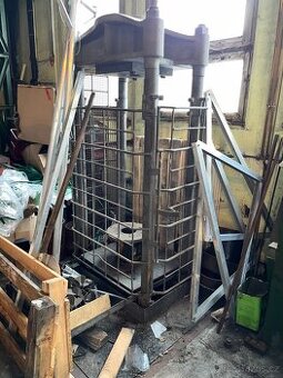 Hydraulický lis do země - 2