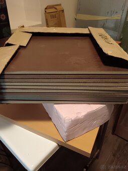 Dlažba hnědá, 33,3 x 33,3, zbytek 1,2 m - 2