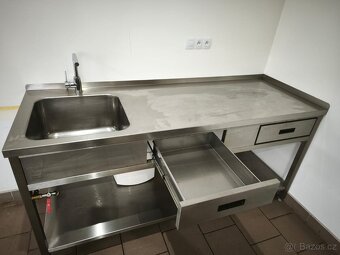 Nerezový stůl s dřezem - 2
