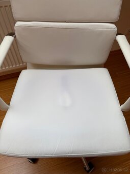 Bílé kancelářské křeslo - 2
