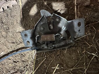 Otevírání kapoty s lankem Suzuki Jimny - 2