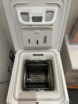 Vrchem plněná pračka Whirlpool - 2