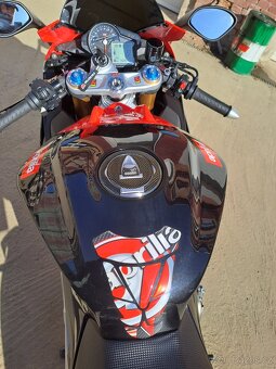 Aprilia rsv4 factory - 2