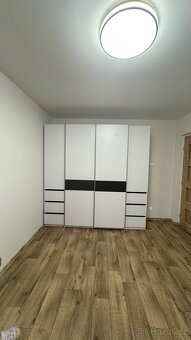 Velká prostorná šatní skříň - 2
