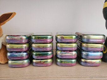 Pokémon Prismatic Evolutions plechovky - více druhů - 2