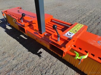 Mechanický zametač na pal. vidle, břit lopaty, třetí bod - 2