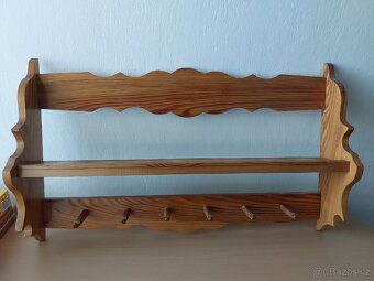 Krásná stará dřevěná polička na hrníčky a talířky - 2