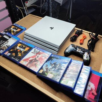 Playstation 4 PRO 1 TB + 8 her - 2