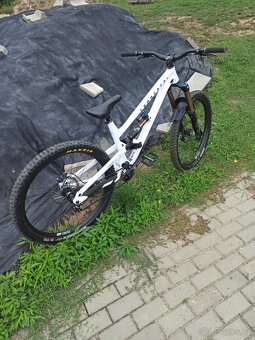 Commencal Clash custom 2025 Top stav - 2