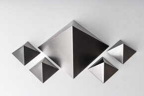 Titanová pyramida o rozměru 10cm x 10cm - 2