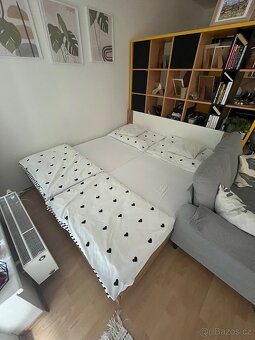 Postel i s matracemi a nočními stolky - 2