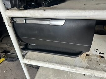 Audi TT 1 Náhradní díly 8N - přihrádka spolujezdce - 2